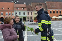 Pompierii brasoveni au oferit flori si zambete | imaginea 1
