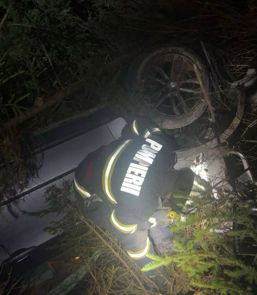 Soferul unui autoturism salvat de pompieri | imaginea 1