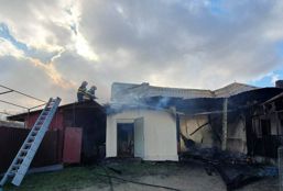 Un scurtcircuit a provocat un incendiu la o anexa | imaginea 1