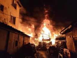 Incendiu violent la un depozit de mase plastice | imaginea 1