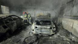 Incendiu la un service auto Masini si anexa distruse de flacari | imaginea 1