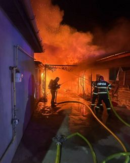 Incendiu violent Proprietar transportat la spital cu arsuri | imaginea 1
