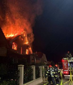 Incendiu de amploare in miez de noapte | imaginea 1